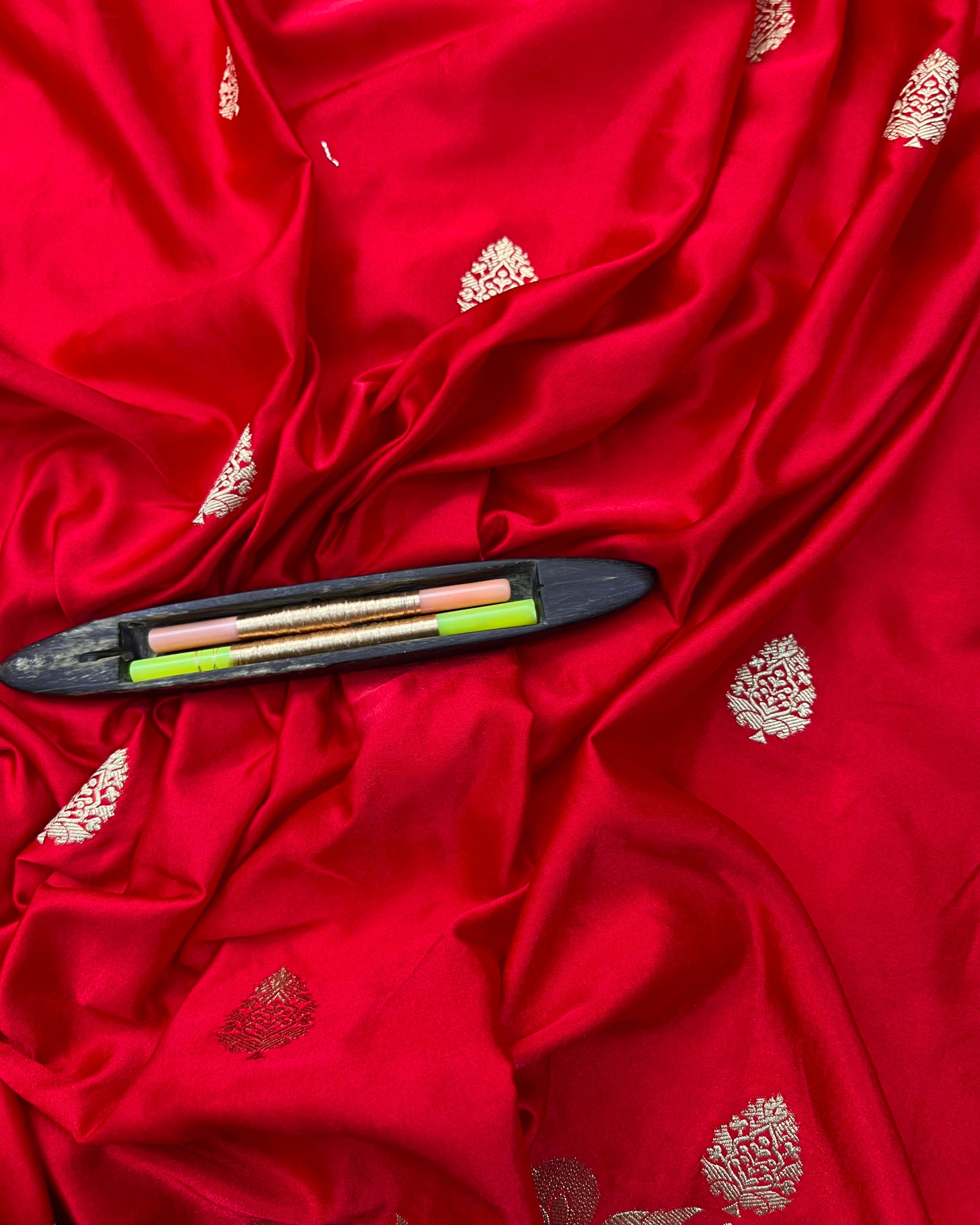 Red Shades Banarasi Boota, Open Border Mashru Katan Silk Saree - Niyarah
