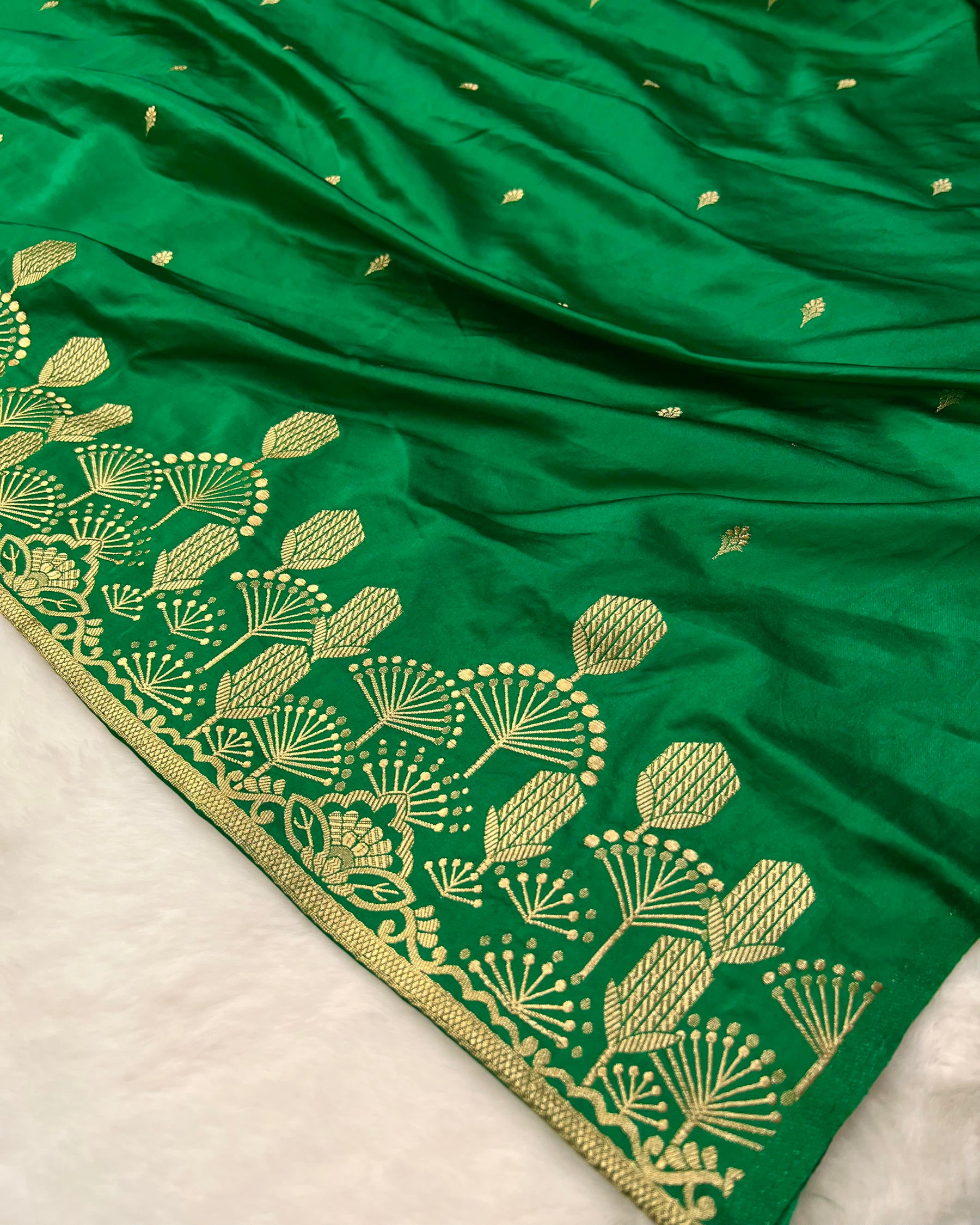 Green Shades Banarasi Floral Boota, Open Border Mashru Katan Silk Saree - Niyarah
