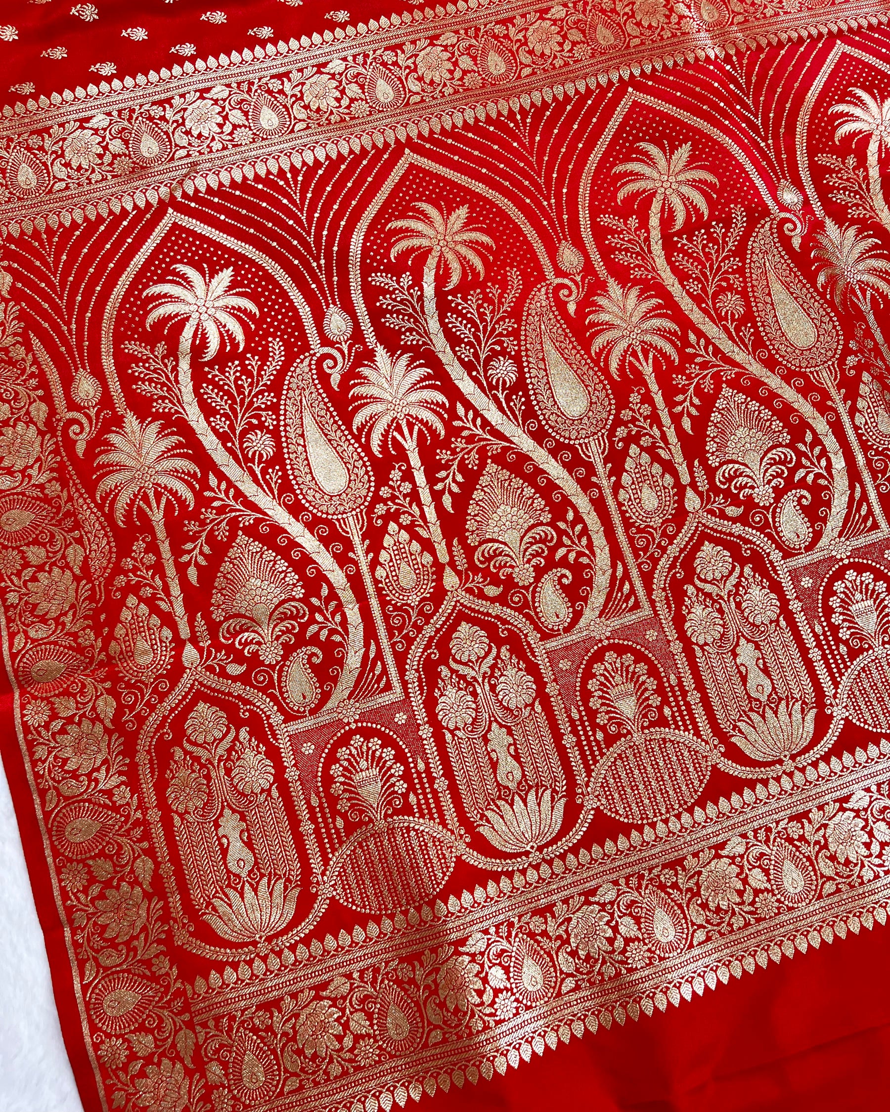 Soft Red Shades Banarasi Booti Mashru Satin Silk Saree - Niyarah