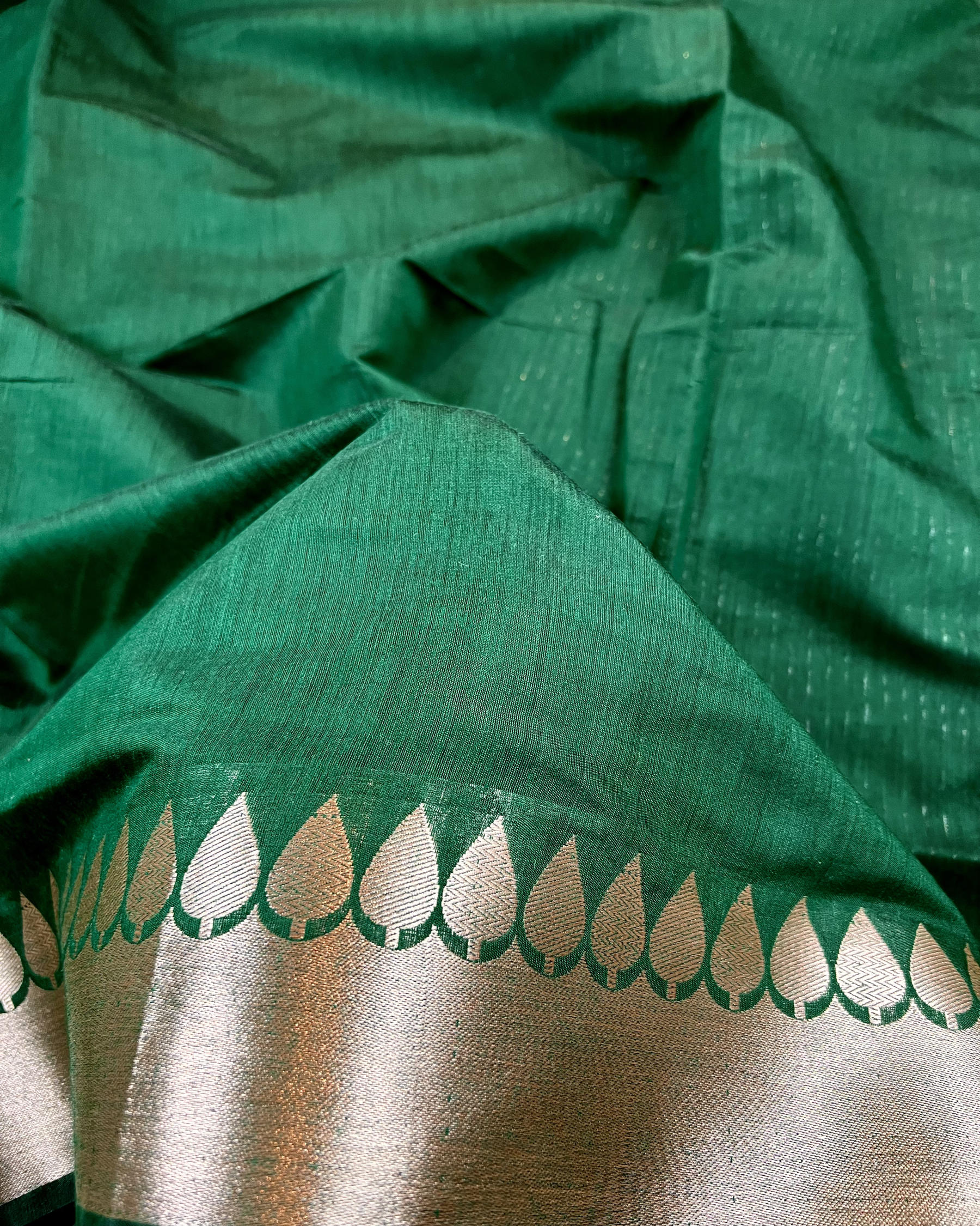 Daily Wear Bottle Green Plain Breathable Cotton Silk Saree - Niyarah