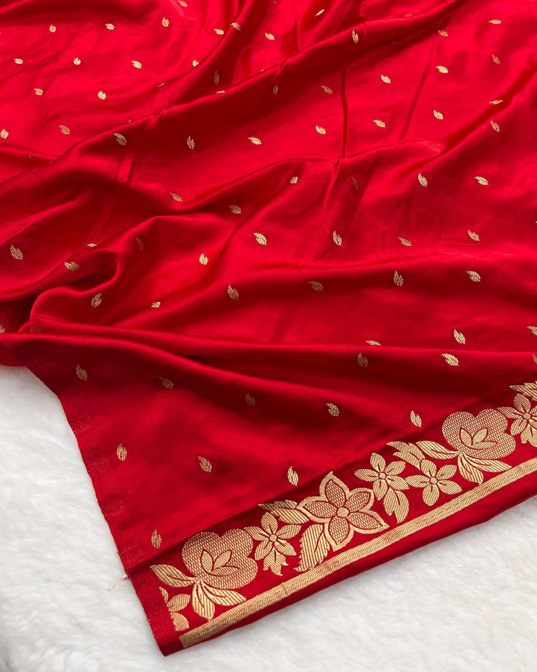 Red Shades Banarasi Boota, Open Border Mashru Katan Silk Saree - Niyarah
