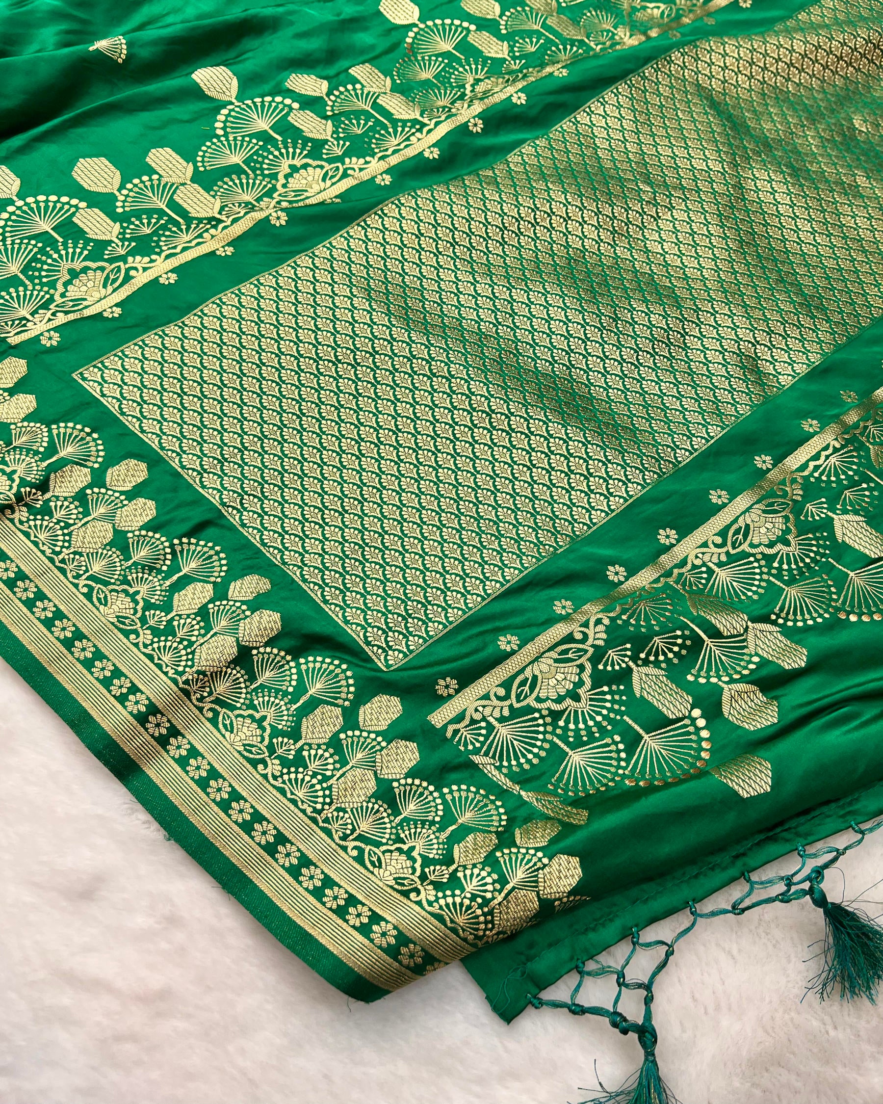 Green Shades Banarasi Floral Boota, Open Border Mashru Katan Silk Saree - Niyarah