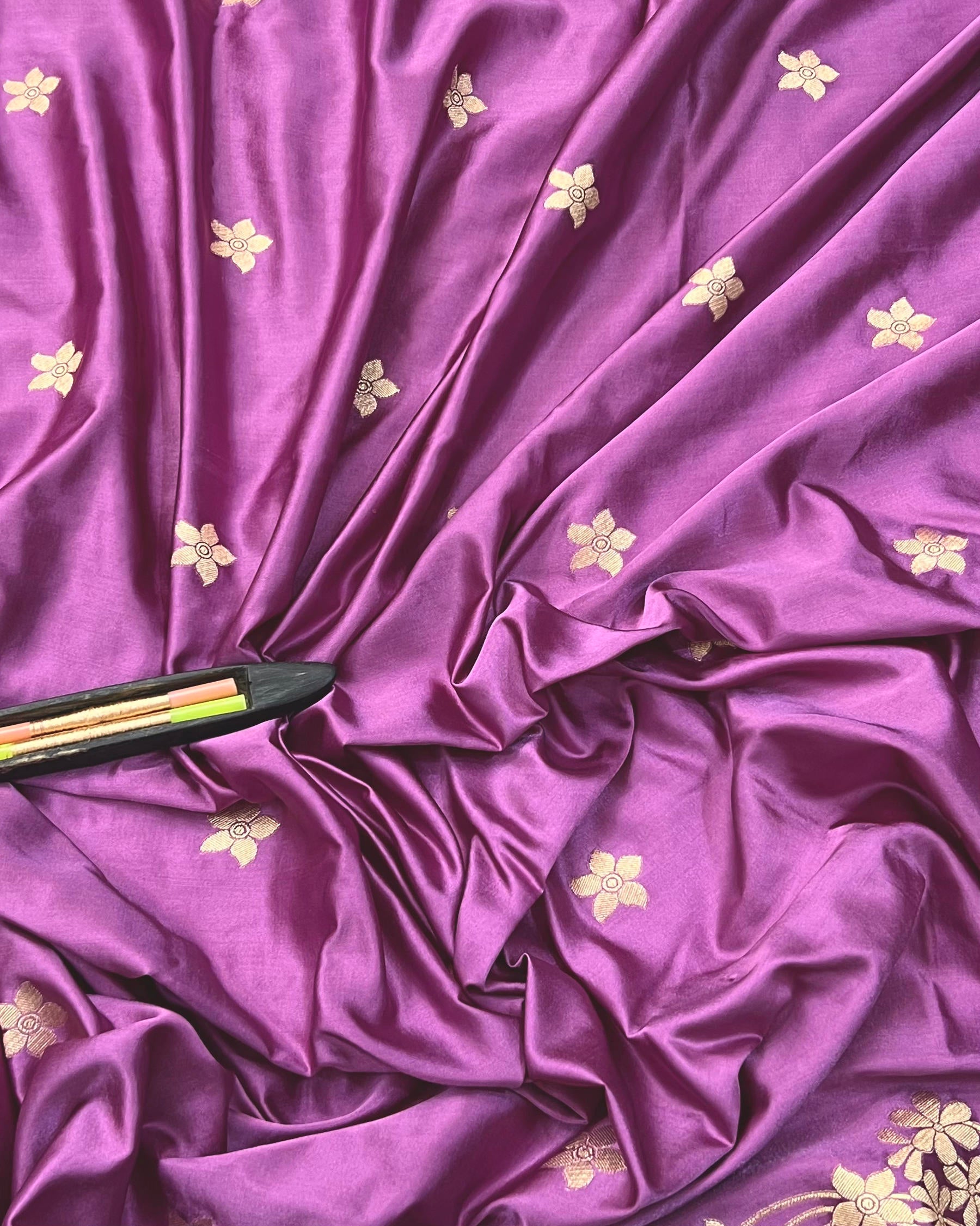 Lavender Shades Banarasi Floral Boota Mashru Katan Silk Saree - Niyarah
