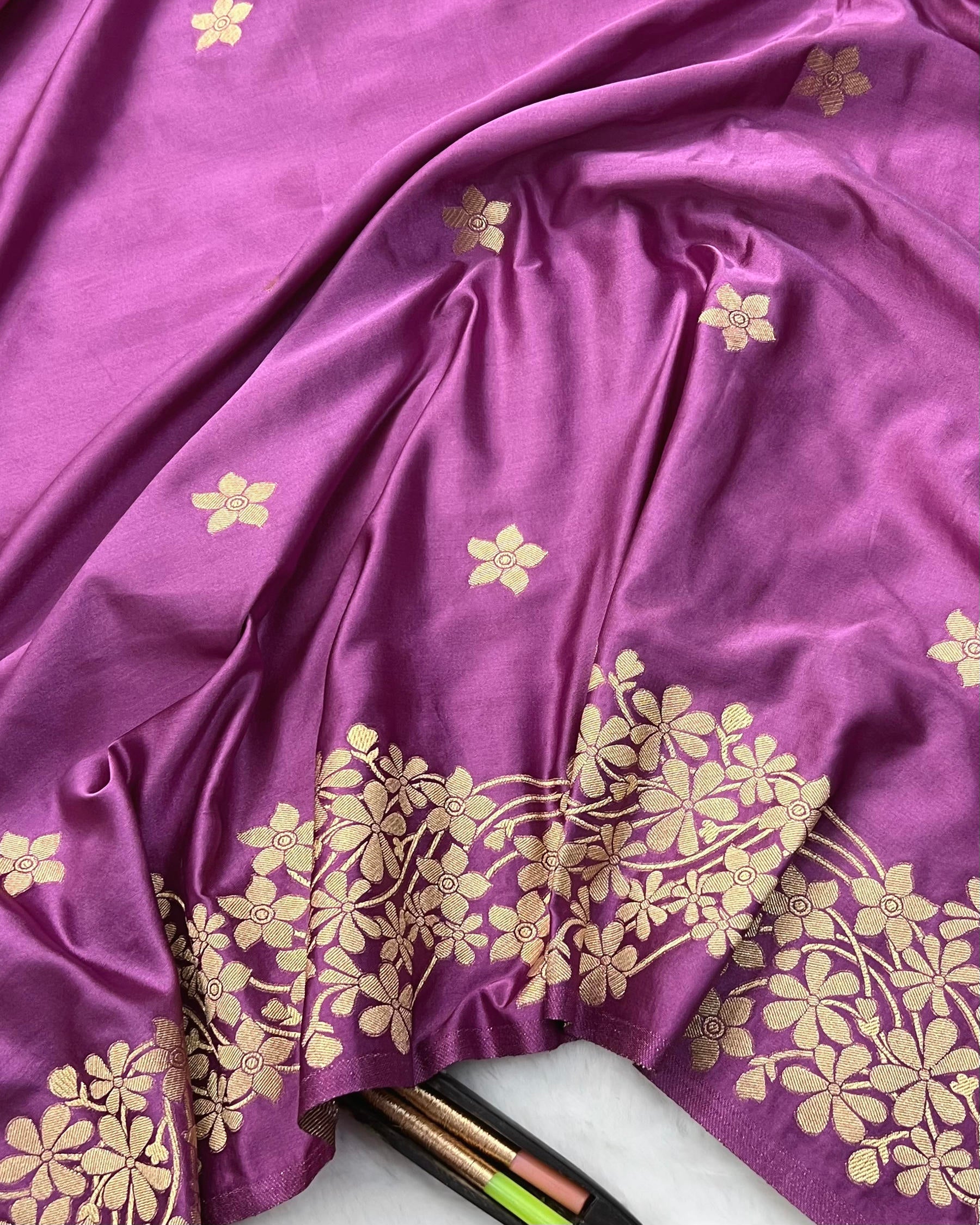 Lavender Shades Banarasi Floral Boota Mashru Katan Silk Saree - Niyarah