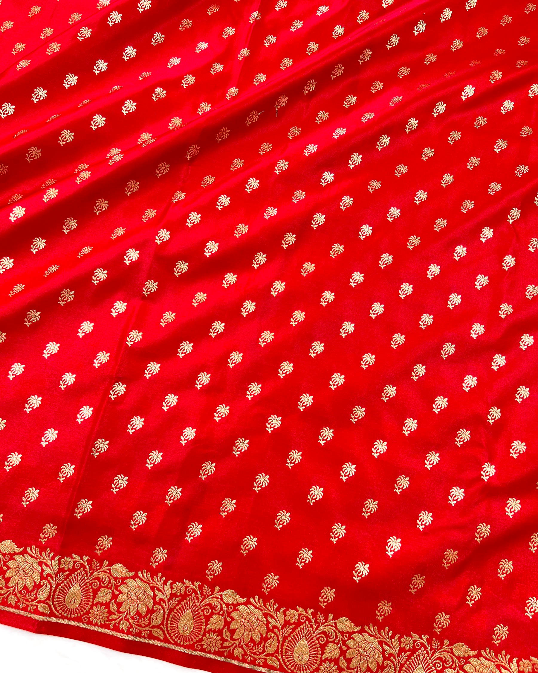 Soft Red Shades Banarasi Booti Mashru Satin Silk Saree - Niyarah