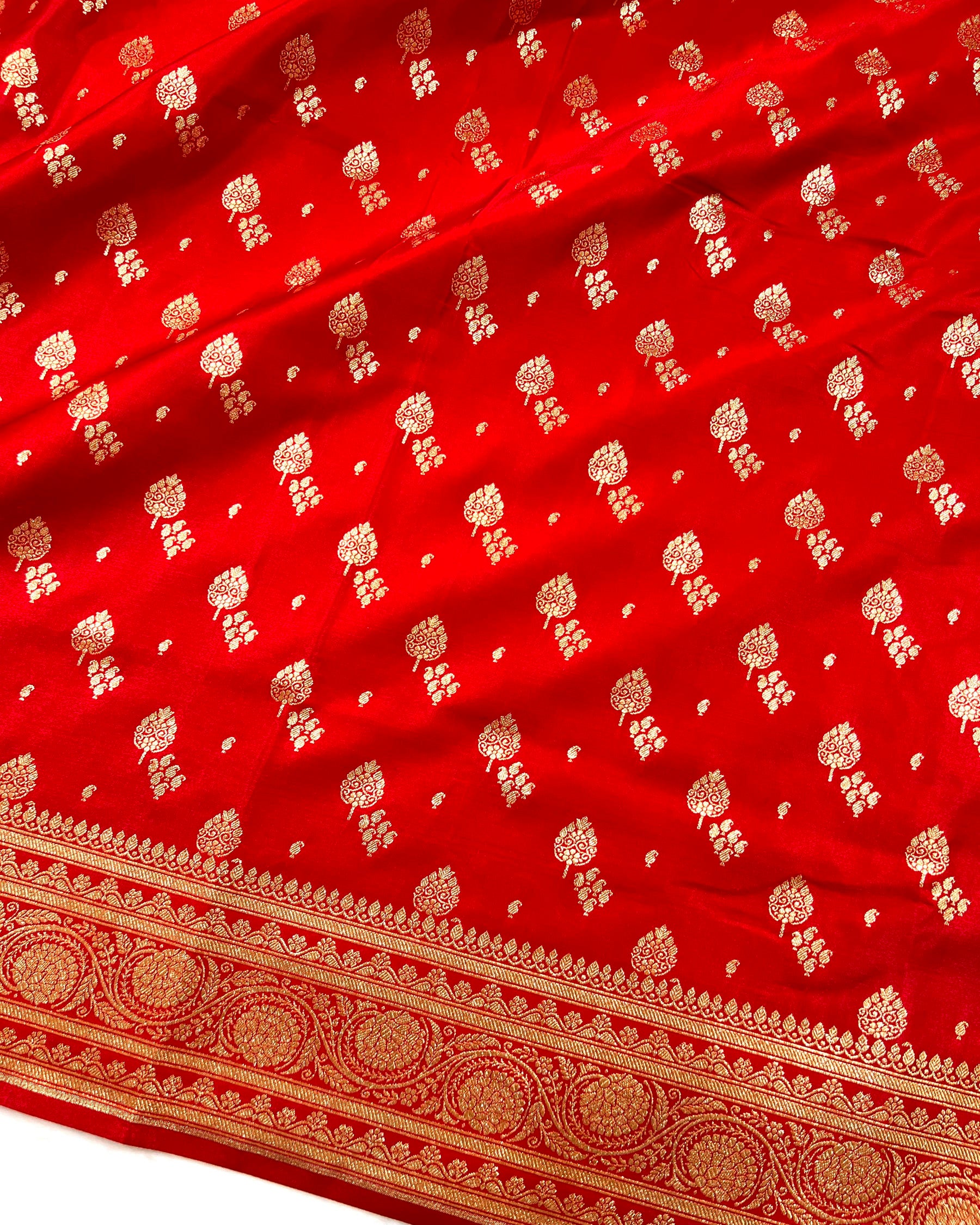 Red Shades Banarasi Boota Mashru Satin Silk Saree - Niyarah