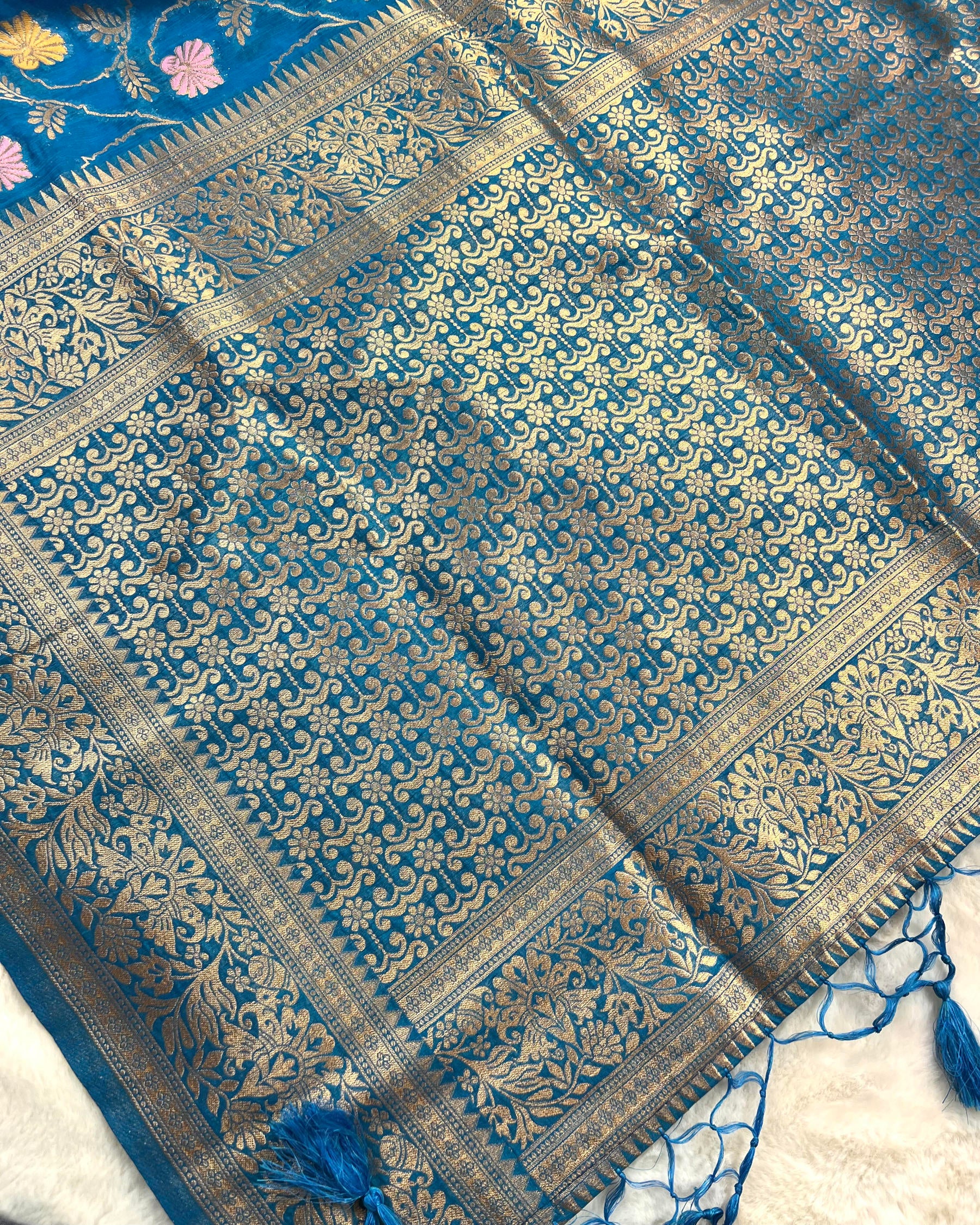 Blue Shades Meena Jaal Semi Linen Silk Saree - Niyarah